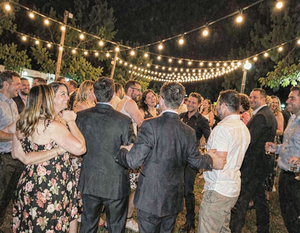 Misafirlerin çektiği düğün karesi